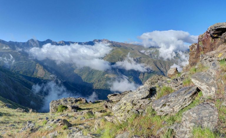 sierra nevada. montanhas e ceu azul com algumas nuvens