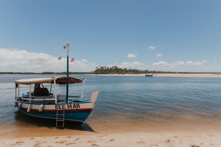 Boipeba. foto de corpo de agua com pequeno barco de madeira atracado