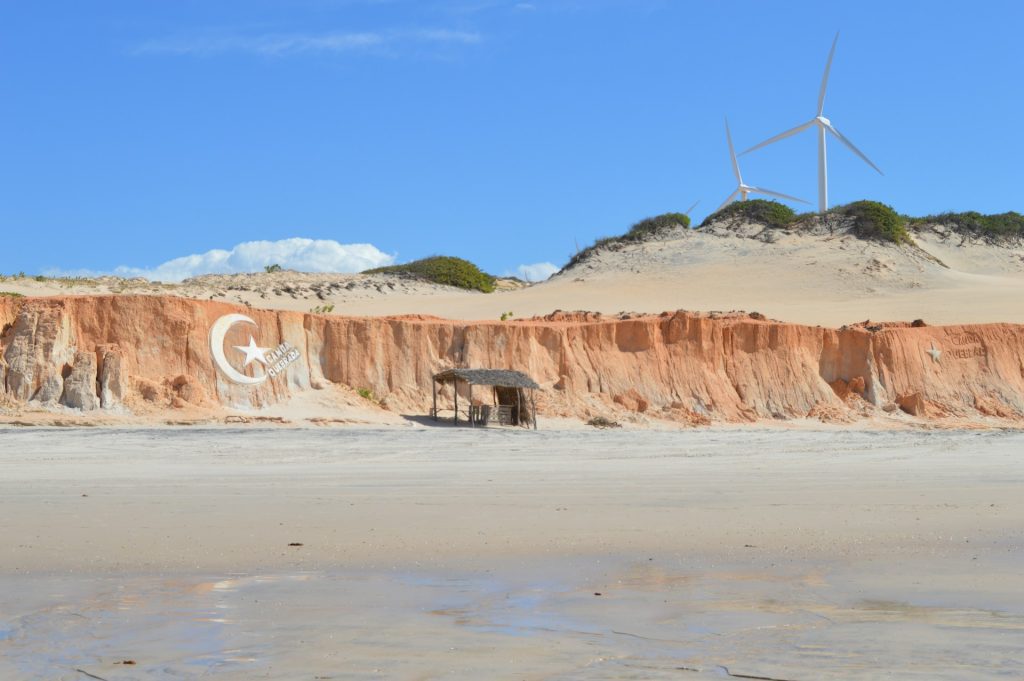 Canoa quebrada. Foto de formação rochosa marrom.