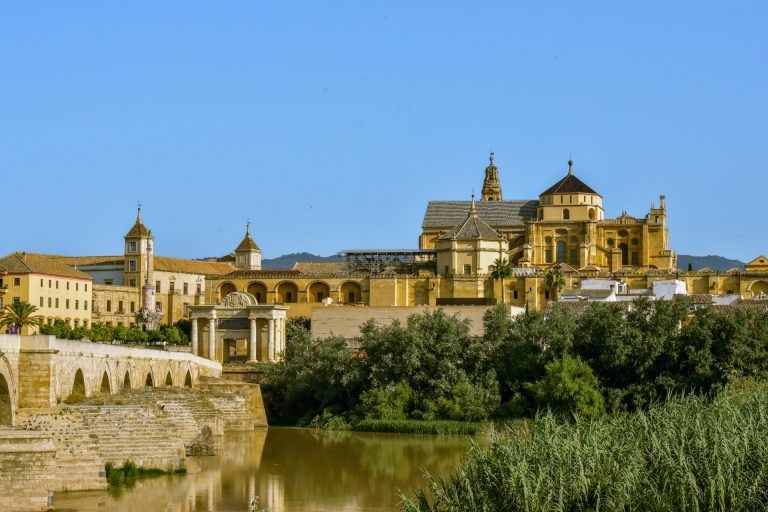 Córdoba. Foto de dia de uma grande construção com ponte antiga