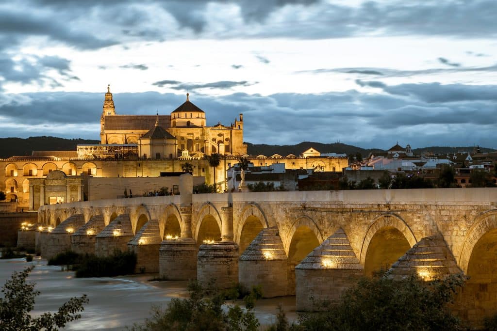 Córdoba. Foto tirada no final da tarde de uma ponte antiga com castelo de um lado