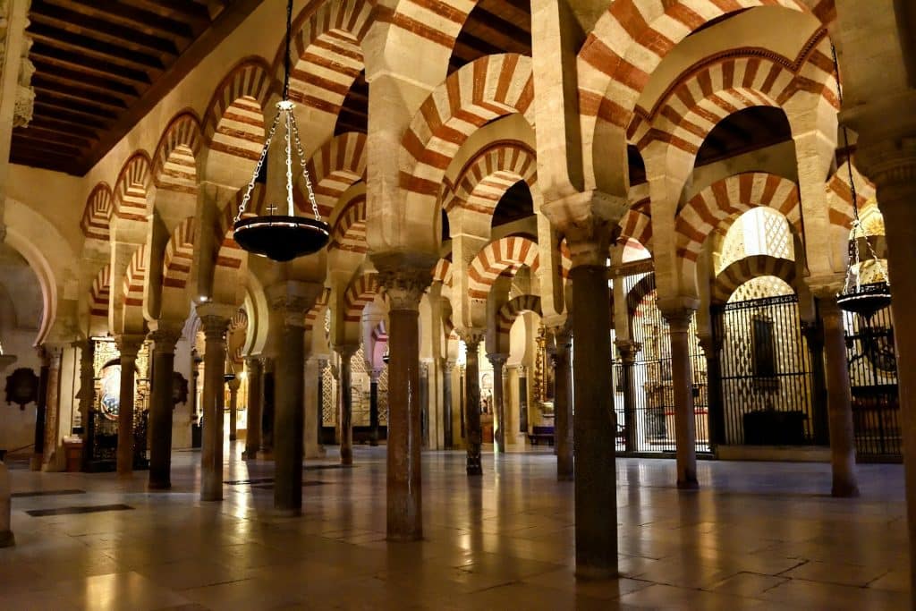 Cordoba. foto de arcos coloridos com vermelho e branco.