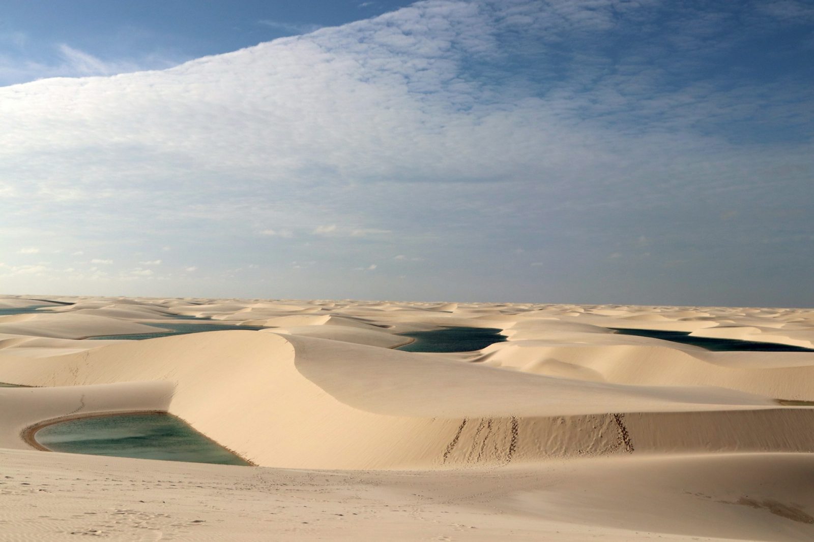 Lençóis maranhenses. Foto de dunas de areia com pequenas poças de agua.