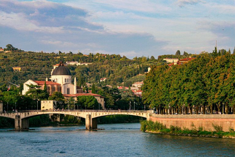 Verona. Foto de cidade na margem de um rio.