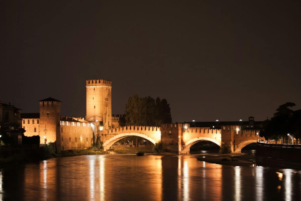 Verona. Foto tirada a noite de uma ponte e torre medievais