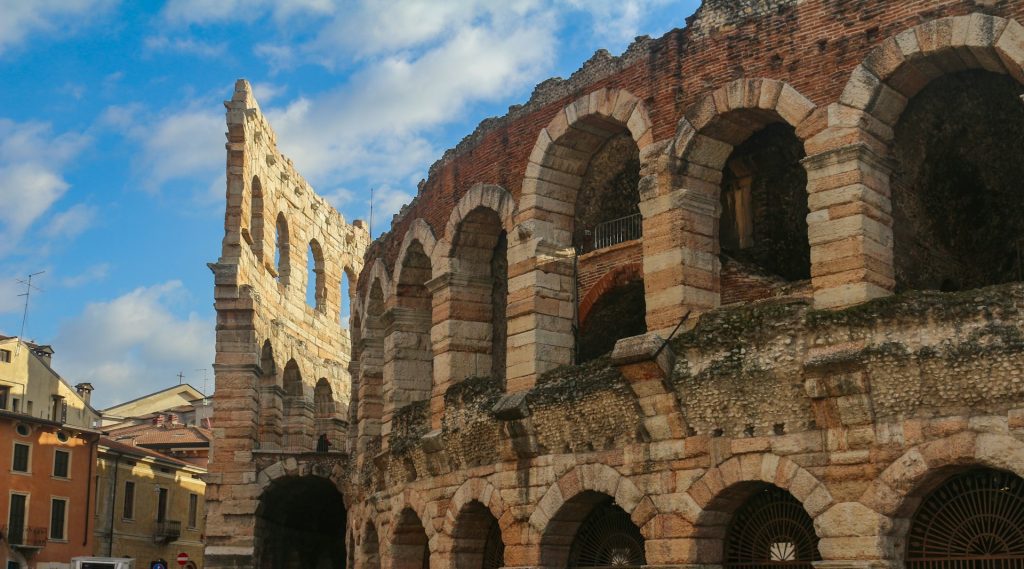 Verona. construção de concreto com diversos arcos