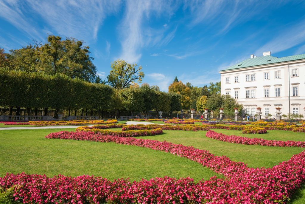 jardins palacio Mirabell. Foto de um jardim com flores vermelhas.