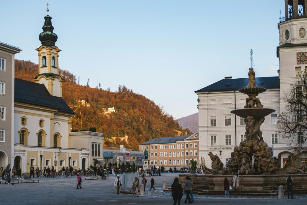 salzburgo. foto de uma praça com algumas pessoas caminhando.