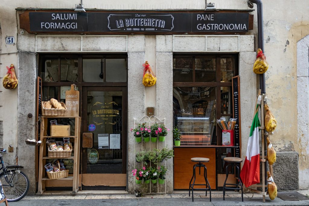 verona. Frente de uma loja com pães expostos do lado de fora.