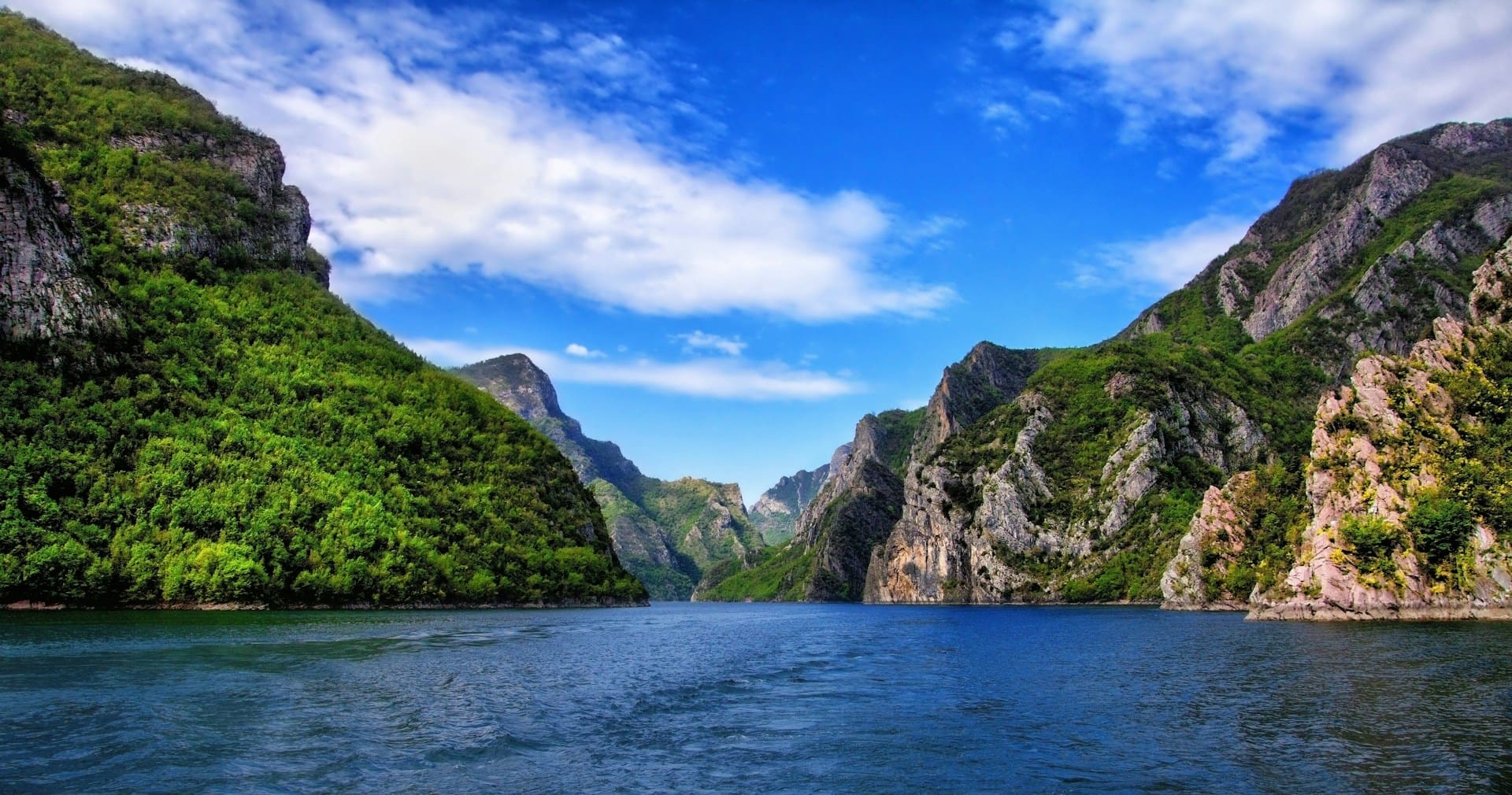 Albania. Lago azul cercado por altas montanhas.