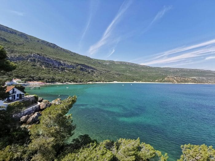 Arrábida. Corpo de agua rodeado de montanhas.