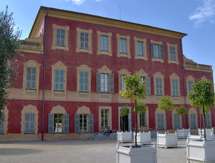 edificio vermelho cheio de janelas