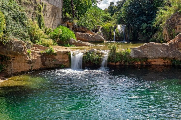 Matarraña. corpo de agua com pequenas quedas de agua.