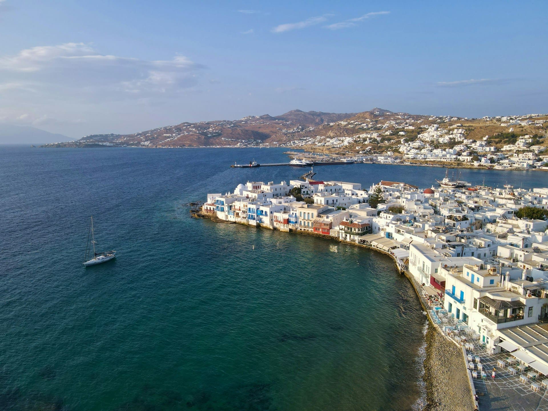 Mykonos. barco atracado no mar durante o dia