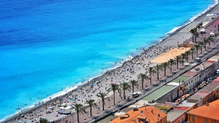 Promenade des anglais. Foto tirada de cima de uma avenida proxima a praia