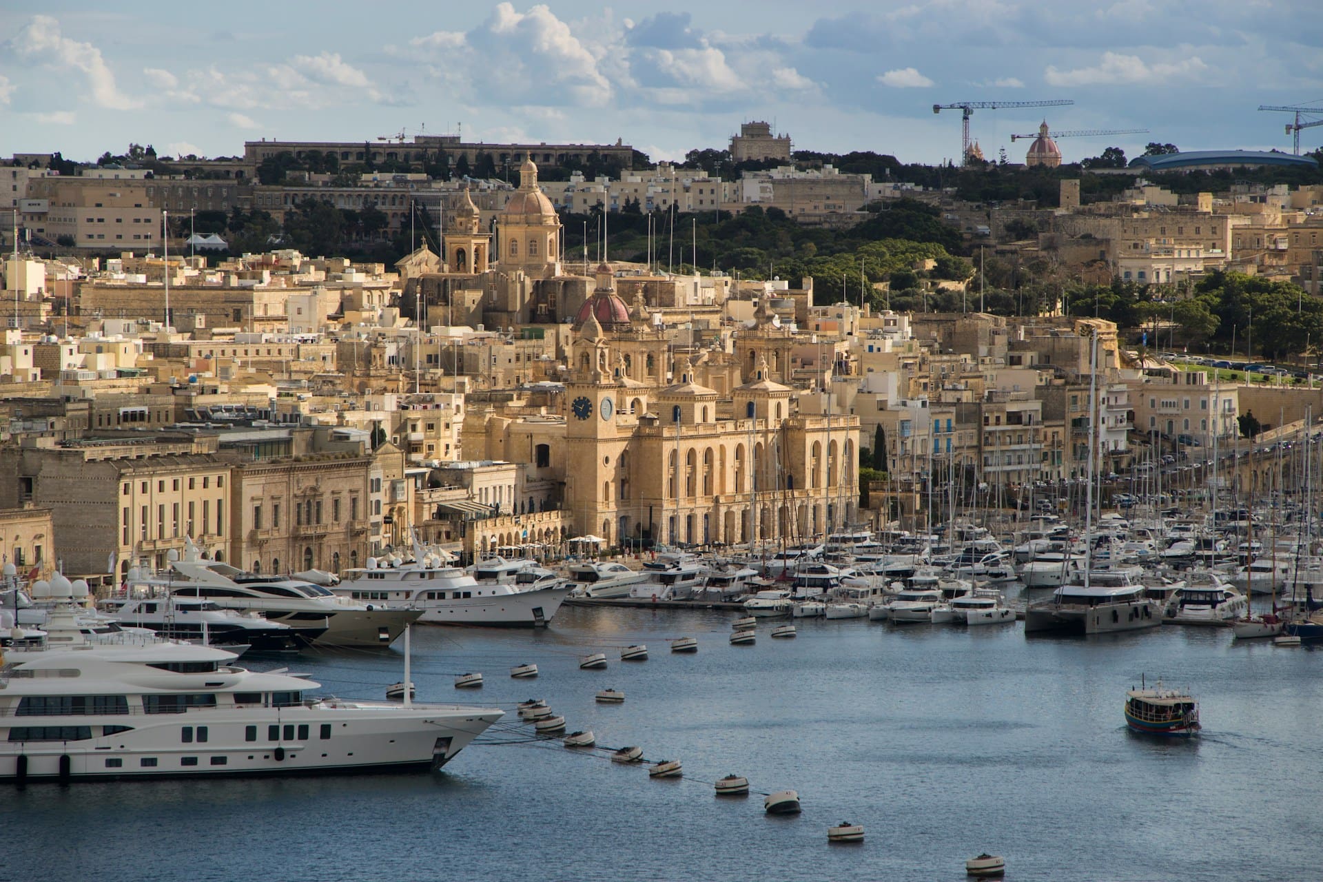 Vittoriosa. Cidade as margens de um corpo de agua com barcos atracados.