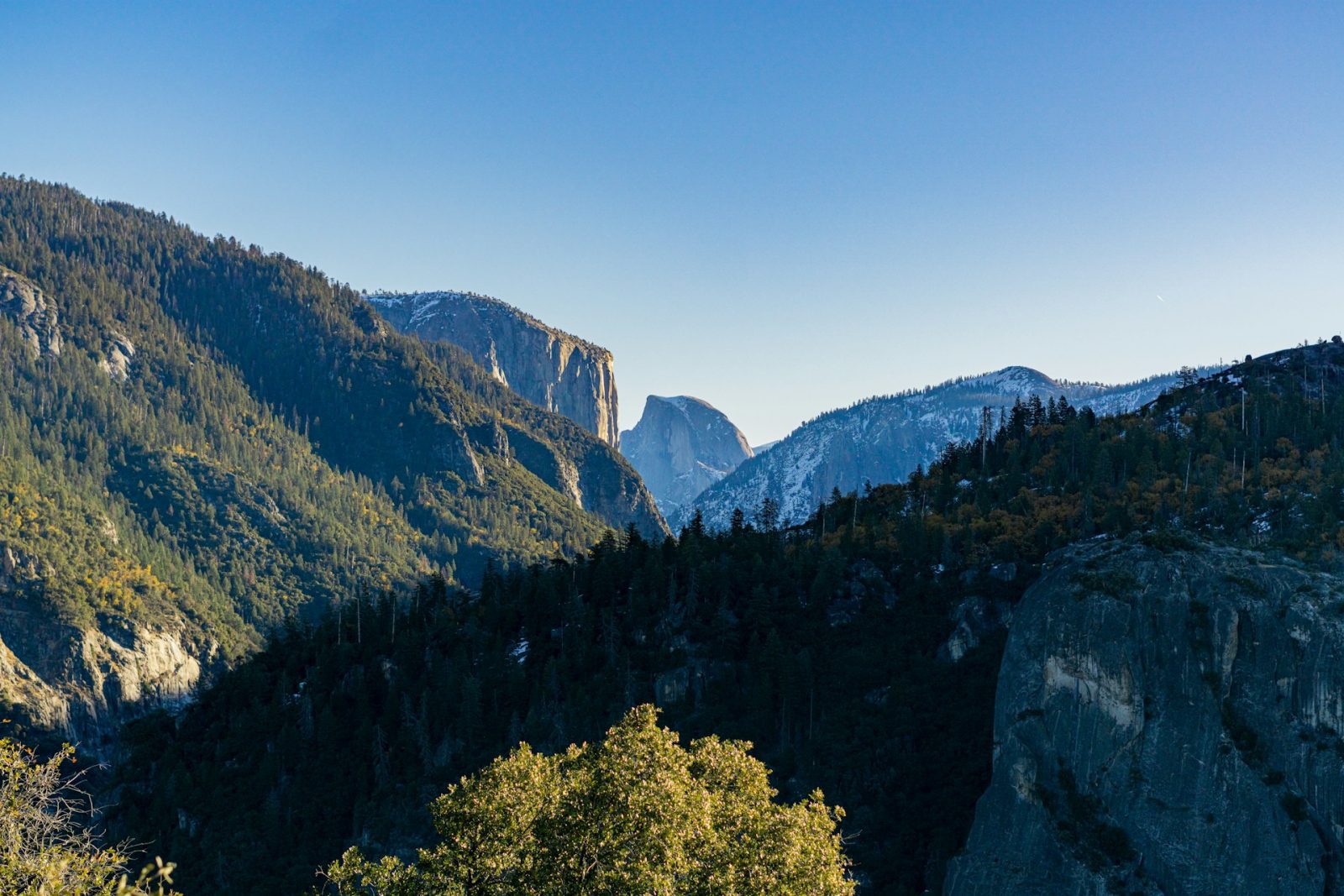 Yosemite. Foto de várias montanhas com vegetação verde.