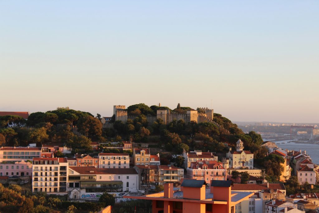 Foto-da-cidade-de-Lisboa com Castelo de São Jorge ao fundo