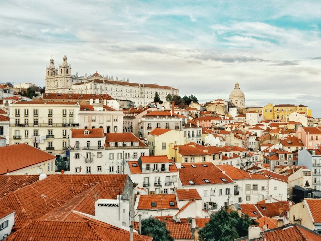 Foto da paisagem do bairro Alfama em Lisboa durante o dia